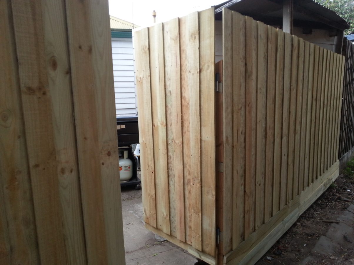 New side fence install Melbourne. 